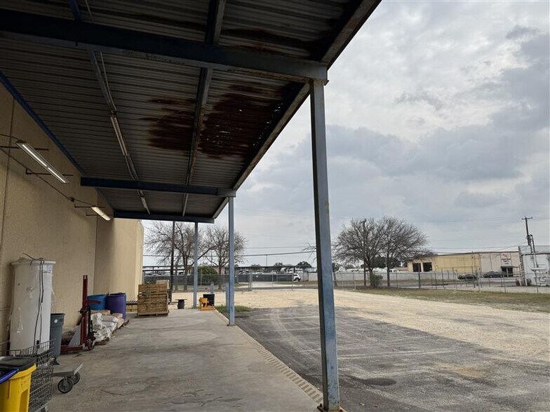 More Photos Of 1119 Paulsun St, San Antonio Distribution For Sale