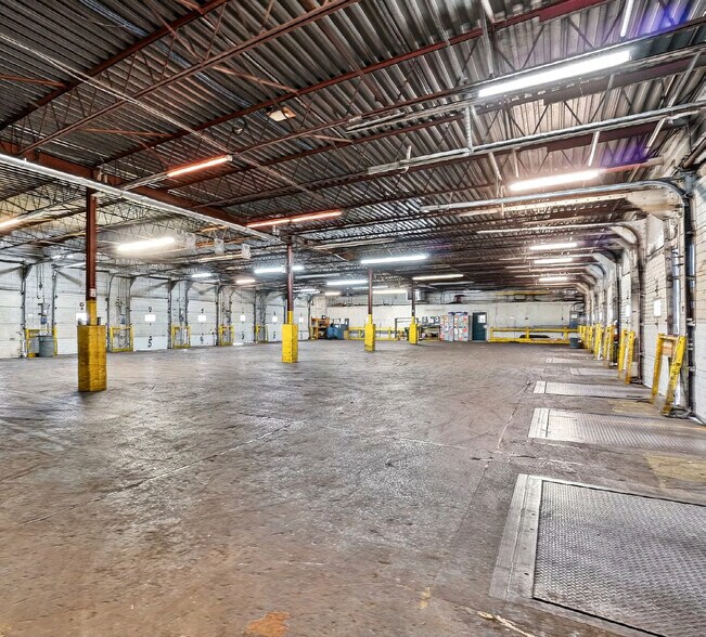 More Photos Of 1590 Boul Hymus, Dorval Distribution For Lease