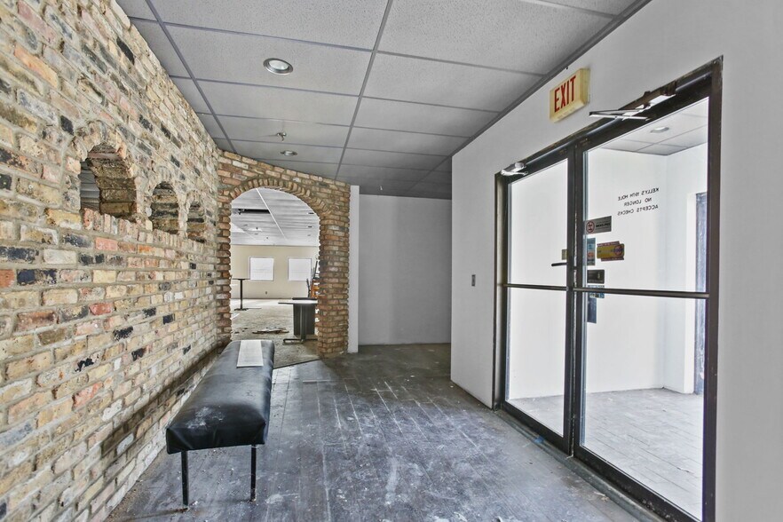 More Photos Of 8432 Noble Ave, Minneapolis Bar For Sale