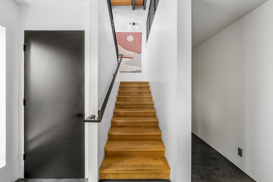 More Photos Of 2478 Penmar Ave, Venice Dormitory For Sale