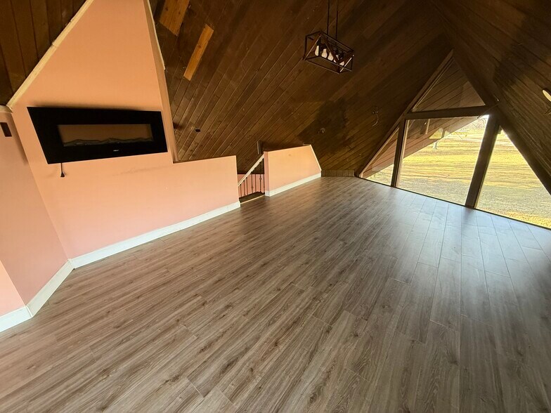 More Photos Of 10804 Wilkshire Blvd, Bolivar Office For Sale