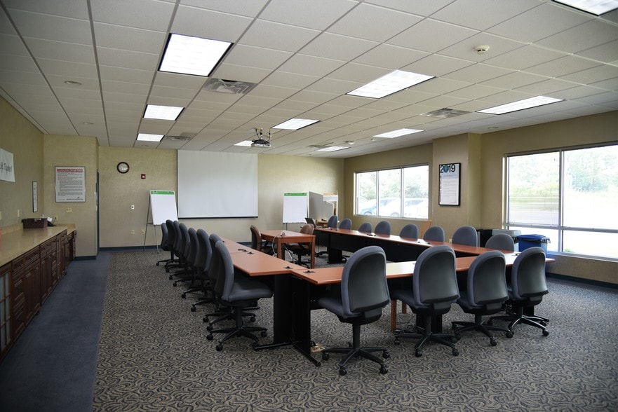 More Photos Of 131 Dawson Dr, Winchester Office For Lease