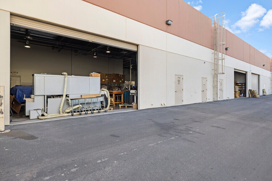 More Photos Of 5148 W Patrick Ln, Las Vegas Warehouse For Lease