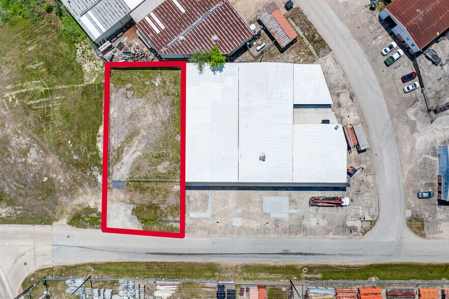 More Photos Of 10215 Papalote St, Houston Showroom For Lease