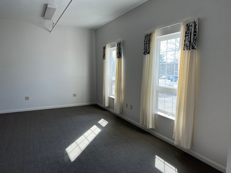 More Photos Of 45 Londonderry Tpke, Hooksett Office For Lease