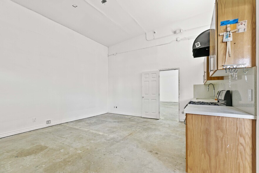More Photos Of 11834-11836 Vose St, North Hollywood Warehouse For Lease