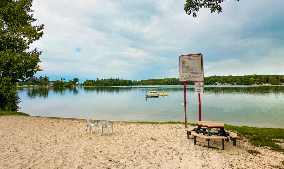 More Photos Of 210 2nd St, Lincoln Flex For Sale