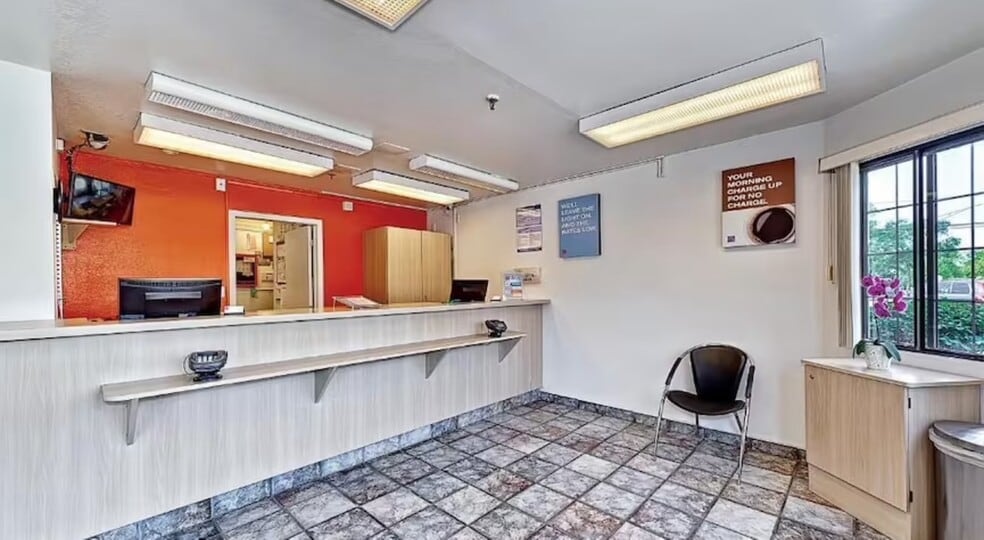 More Photos Of 1535 W Milwaukee Ave, Glenview Hotel For Sale