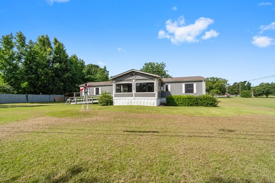 More Photos Of 3318 SH-146S, Livingston Mixed Retail For Sale