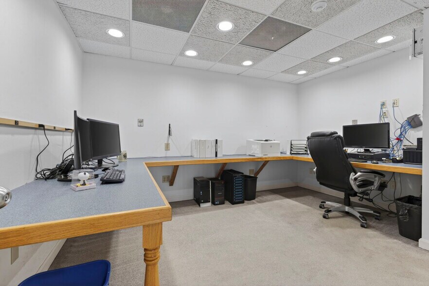 More Photos Of 24 Stickney Ter, Hampton Office For Sale