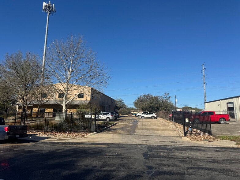 Primary Photo Of 13307 Western Oak Dr, Helotes Warehouse For Lease