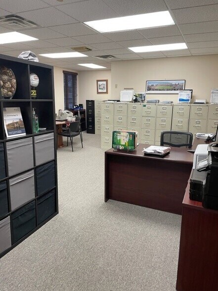 More Photos Of 133 Mountain Rd, Suffield Office For Lease