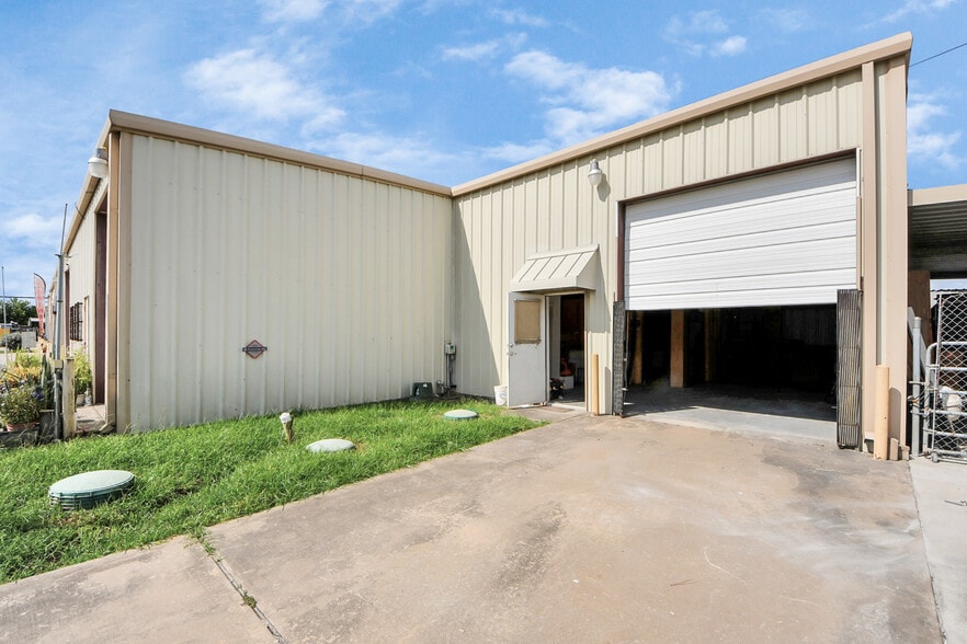 More Photos Of 1027 Aldine Bender Rd, Houston Warehouse For Lease