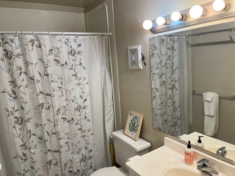 More Photos Of 3355 Skaha Lake Rd, Penticton Hotel For Sale