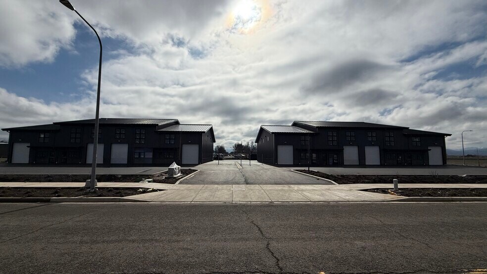 Primary Photo Of 2016 Commerce, Medford Showroom For Lease