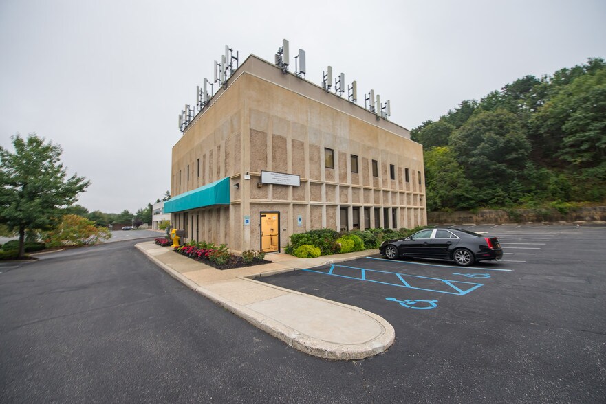 More Photos Of 996 W Jericho Tpke, Smithtown Office For Lease