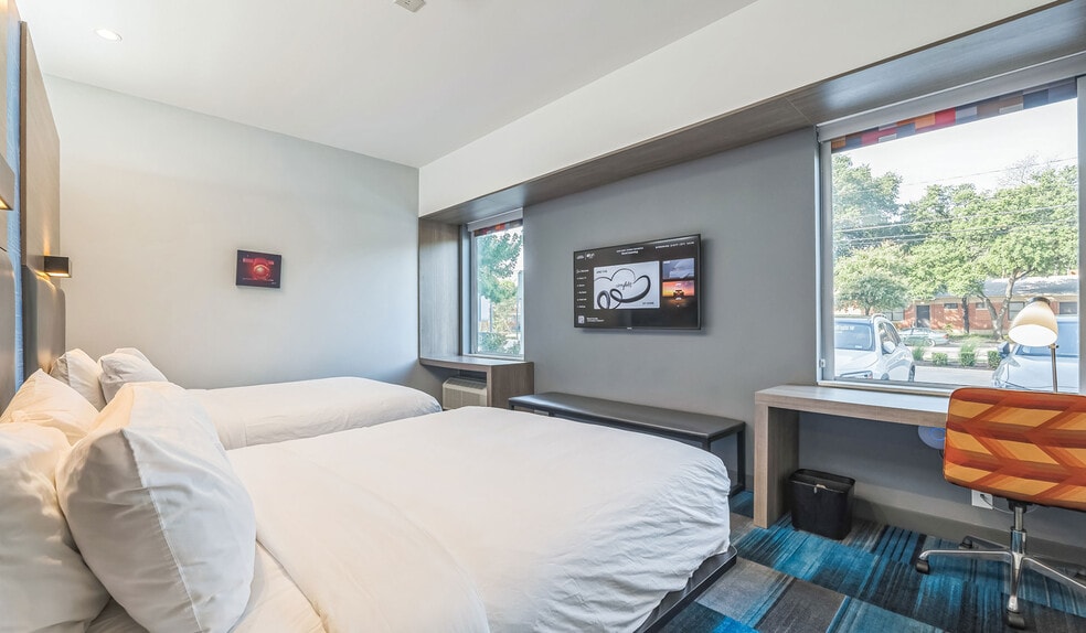 More Photos Of 900 S 11th St, Waco Hotel For Sale