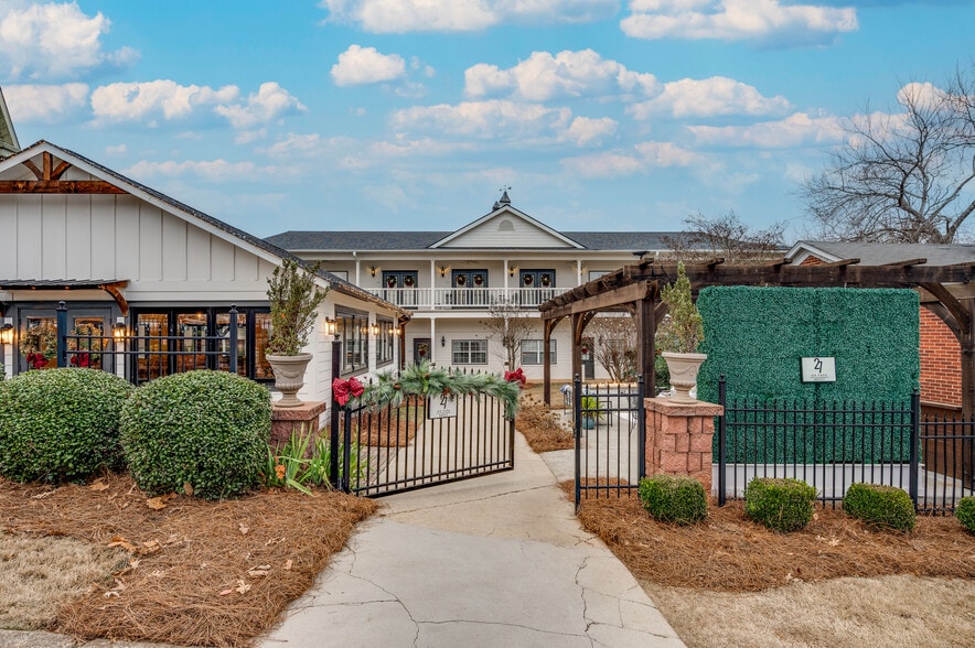 More Photos Of 27 S Park St, Dahlonega Hotel For Sale