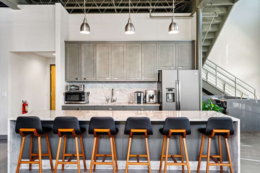 More Photos Of 7330 Exchange Dr, Orlando Warehouse For Sale