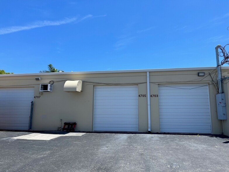 More Photos Of 4530-4534 NE 11th Ave, Oakland Park Unknown For Lease