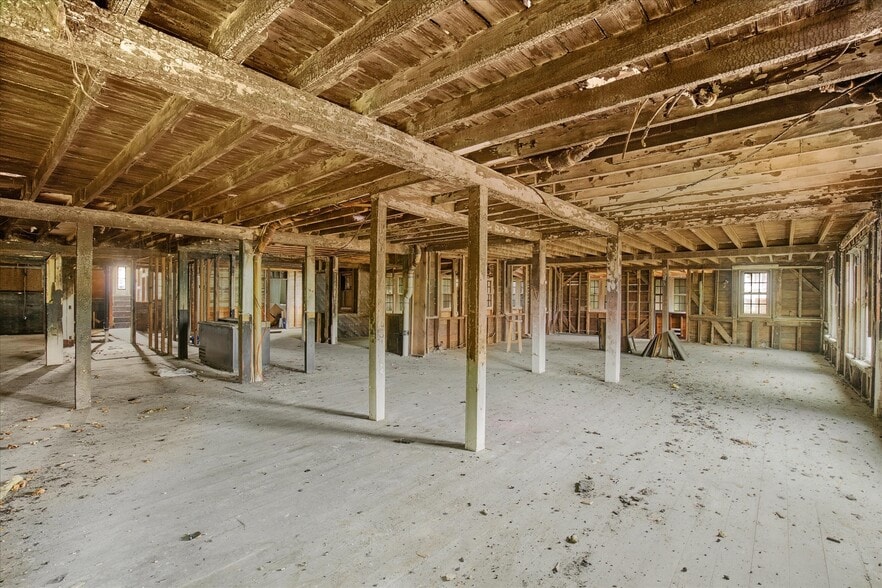 More Photos Of 70 Main St, Wellfleet Hotel For Sale