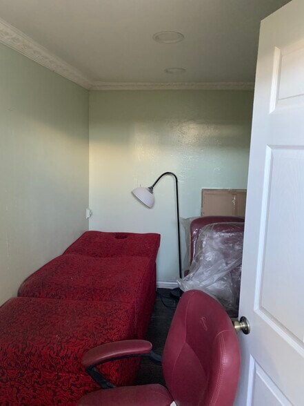 More Photos Of 701 E Balboa Blvd, Newport Beach Storefront Retail Residential For Lease