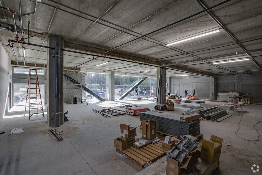 More Photos Of 3855 Wayburne Dr, Burnaby Light Manufacturing For Lease