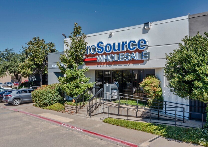 More Photos Of 1500 Dragon St, Dallas Showroom For Lease