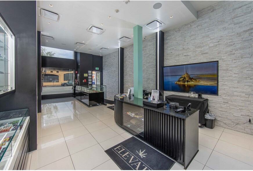 More Photos Of 8016-8018 W 3rd St, Los Angeles Restaurant For Sale