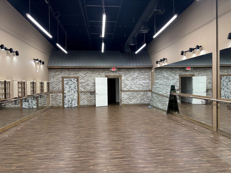 More Photos Of 410 Lightfoot Rd, Williamsburg Storefront Retail Office For Lease