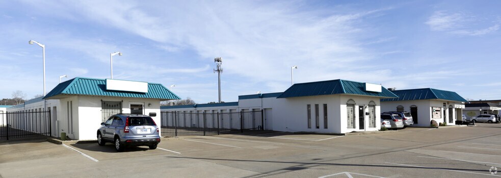 More Photos Of 2229 W Division St, Arlington Self Storage For Lease