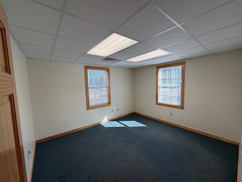 More Photos Of 1667 White Mountain Hwy, Sanbornville Showroom For Sale