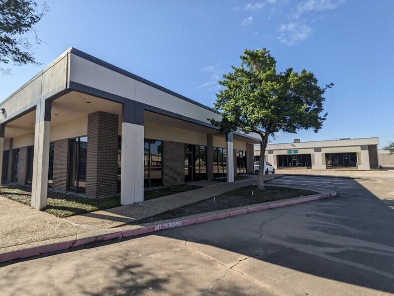 More Photos Of 10606 Hempstead Rd, Houston Unknown For Lease