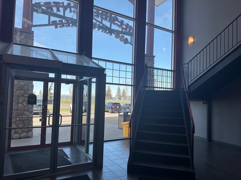 More Photos Of 636 King St, Spruce Grove Storefront Retail Office For Lease