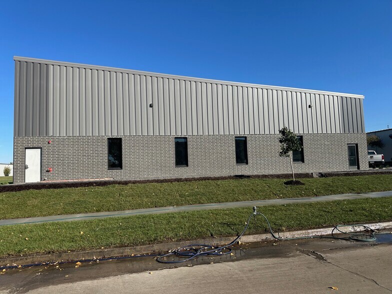 More Photos Of 1035 SE Frontier Ave, Waukee Industrial For Lease
