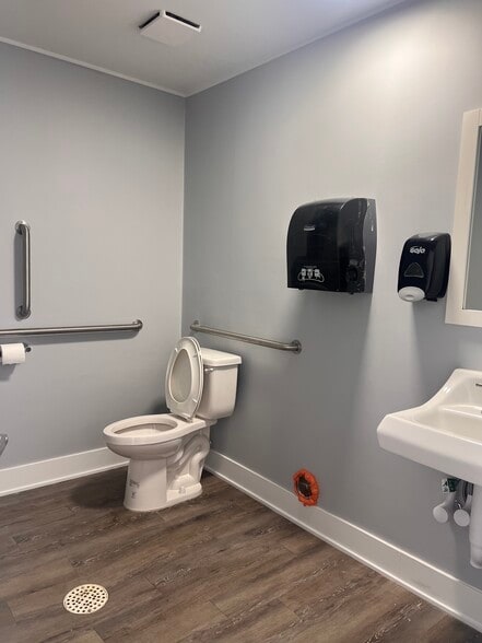 More Photos Of 1001 Geneva St, Shorewood Warehouse For Lease