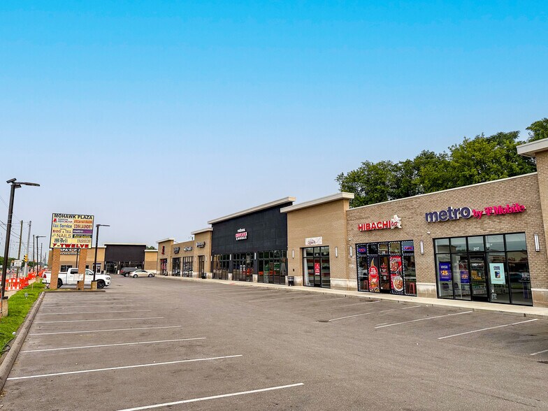 More Photos Of 2005-2201 E 8 Mile Rd, Warren Unknown For Lease