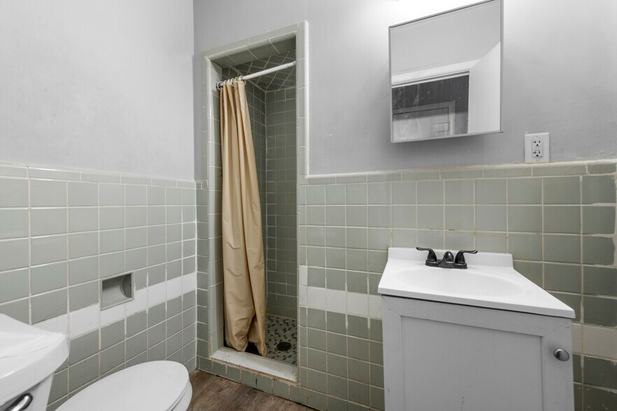 More Photos Of 44784 Woodward Ave, Pontiac Hotel For Sale