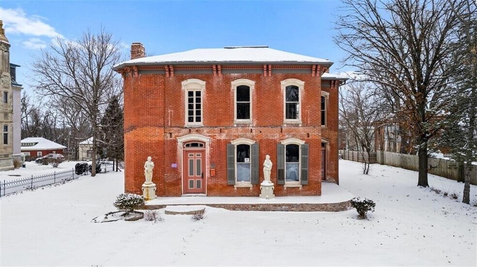More Photos Of 809 Hall St, Saint Joseph Hospitality For Sale