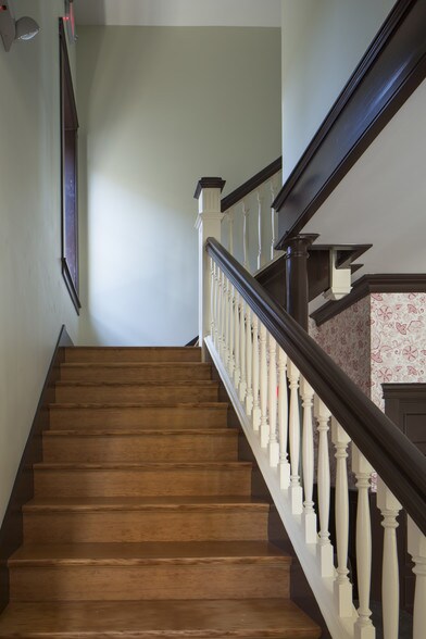 More Photos Of 1634 NW Everett St, Portland Apartments For Sale