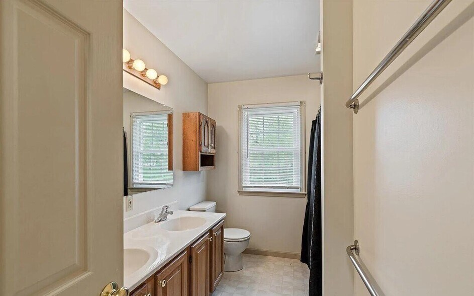 More Photos Of 585 Westbrooke Dr, Elizabethtown Specialty For Lease