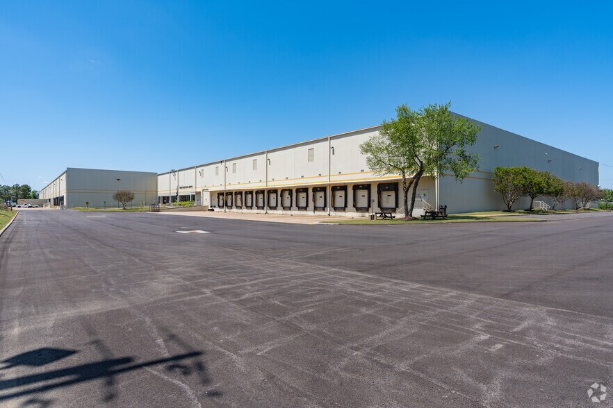 More Photos Of 3300 Jet Cv, Memphis Warehouse For Lease
