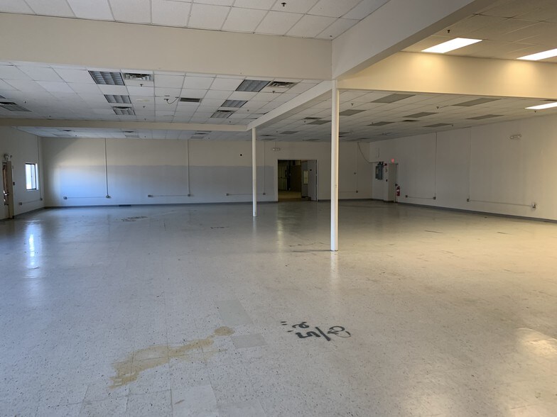 More Photos Of 140 March Ave, Manchester Storefront Retail Office For Lease