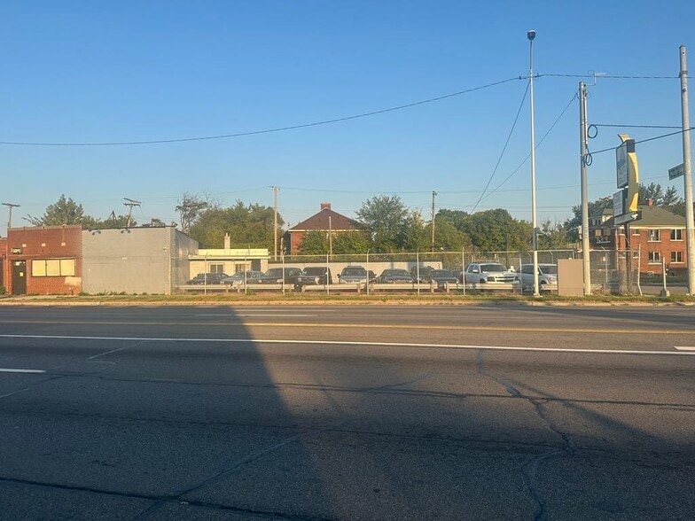 More Photos Of 13400 Gratiot Ave, Detroit Auto Dealership For Sale