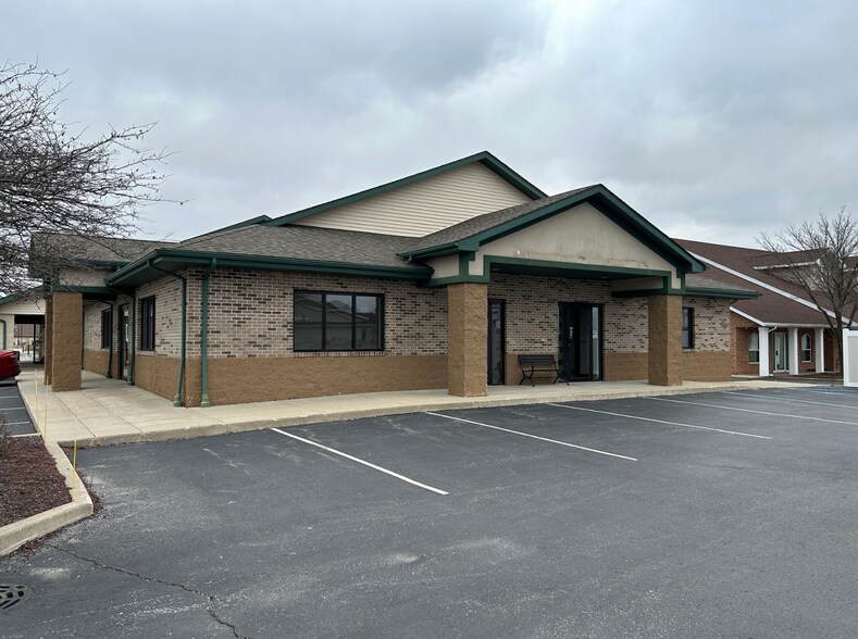 More Photos Of 10610-10624 Randolph St, Crown Point Medical For Lease