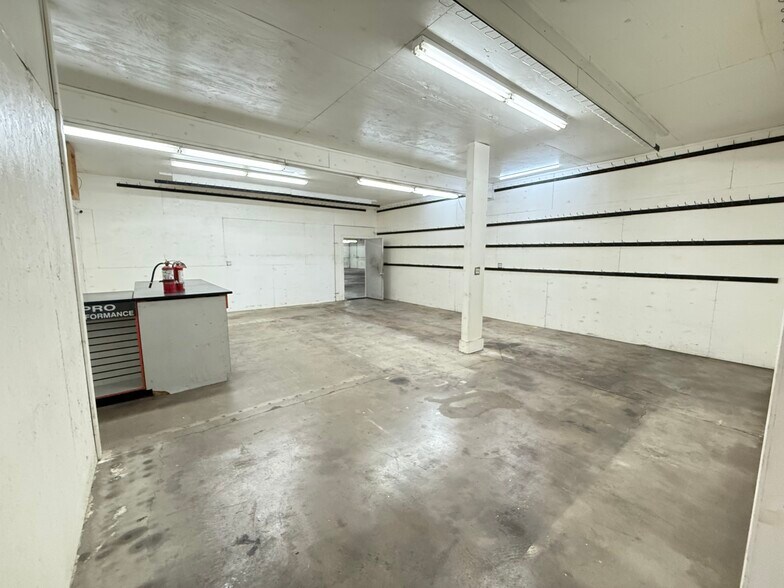 More Photos Of 11104 N Lamar Blvd, Austin Showroom For Lease