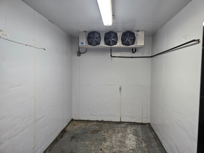 More Photos Of 2405 W Ardmore Ave, Chicago Industrial For Sale