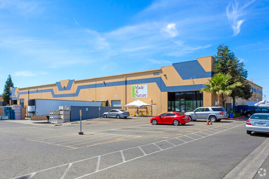 More Photos Of 5555 E Lamona Ave, Fresno Warehouse For Lease