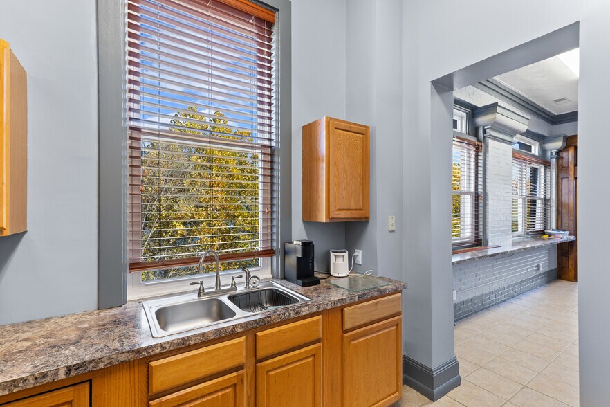 More Photos Of 2200 Union St, Bellaire Warehouse For Sale