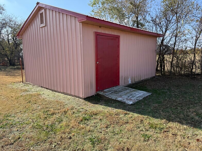 More Photos Of 42507 Garretts Lake Rd, Shawnee Flex For Sale